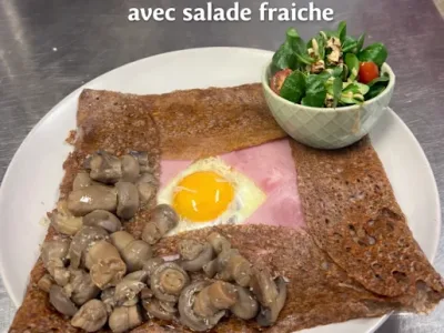 L’Incontournable galette saucisse - La Crêperie du Port