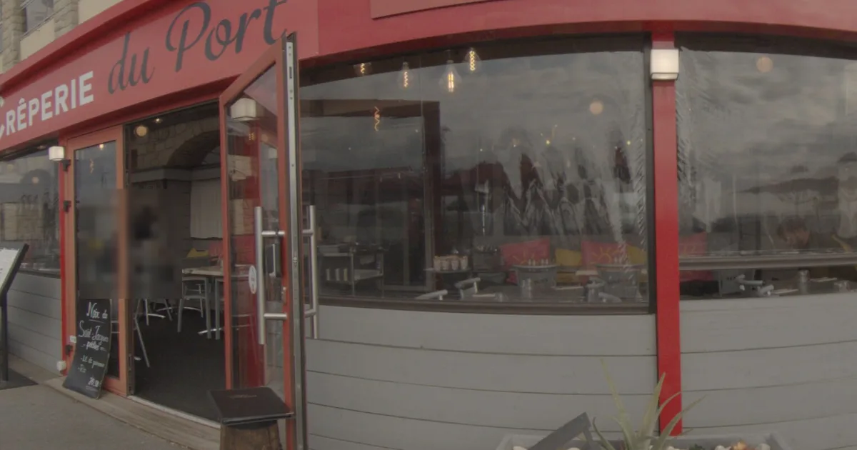 La terrasse de La Crêperie du Port, face au port de Saint-Cast-le-Guildo.